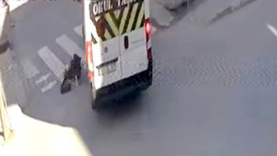 Avcılar’da servis minibüsü yayaya çarptı