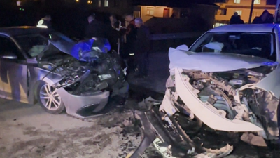 İki otomobil kafa kafaya çarpıştı: 7 yaralı