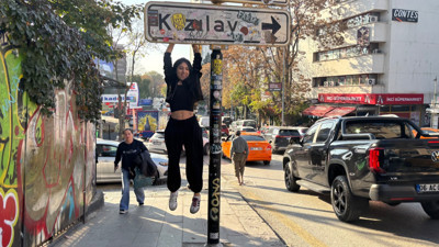 Sosyal medyada viral olan Kızılay tabelası yenilendi, bu kez de üzeri kirletildi