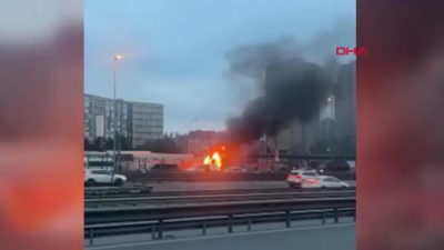 Cevizlibağ'da iş makinesi alev alev yanıyor