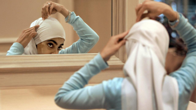 Fransız meclisindeki başörtülü ziyaretçilere gelen tepkiler, ülkedeki İslamofobi'yi gündeme getirdi