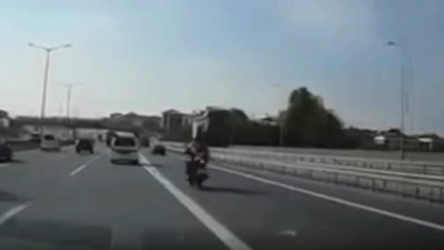 Sultangazi’de sapağa son anda giren hafif ticari araç kazaya neden oldu