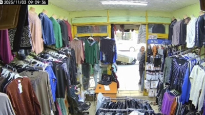 Mankenin üstündeki 1000 TL’lik montu kendi malıymış gibi giyip gitti