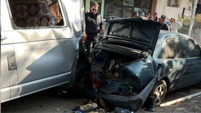 Freni tutmayan kamyon park halindeki 4 aracı biçti