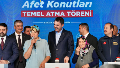 Köyünü alevlere teslim etmek istememişti! Yeni evlerinin temelini Bakan Kurum'la birlikte attı