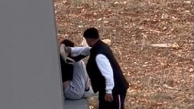 Adana'da tartıştığı kadını çantayla darbetti