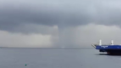 Bozcaada'da Denizin Üzerinde Dev Hortum Oluştu