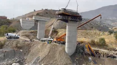 Diyarbakır’da viyadük inşaatında iskele çöktü; yaralılar var