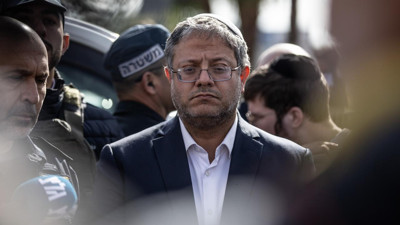 İsrail'in soykırımcı bakanı Ben-Gvir, idam cezası oylamasının kabulünden sonra Mecliste tatlı dağıttı