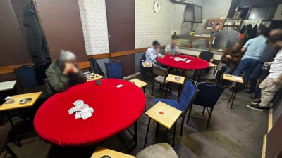 Kıraathaneye gece kumar baskını