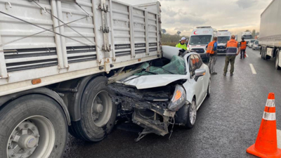 Otomobil TIR’ın altına girdi! Yaralılar var