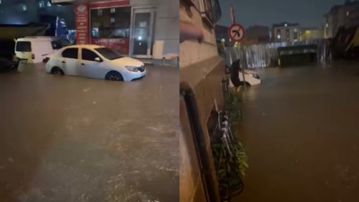 Sultangazi'de yağış sonrası araçlar yolda mahsur kaldı