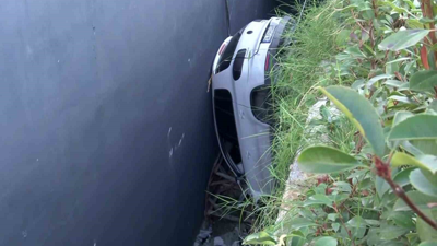 Bahçelievler'de otomobil araçlara çarpıp boşluğa düştü