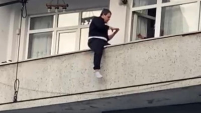 Sultangazi'de balkondan atlamak isteyen genç yürekleri ağza getirdi