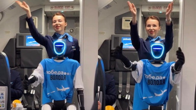 Dünyada ilk: Rus havayolu şirketi robot kabin memurunu test etti