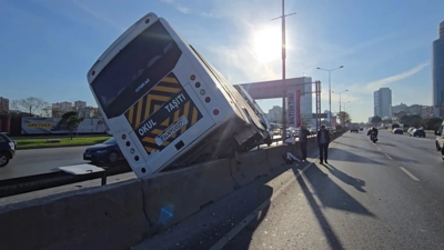 Servis otobüsü D-100'de beton bariyer üzerinde havada asılı kaldı