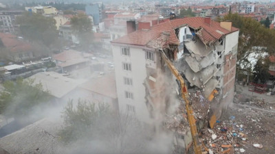 Sındırgı'da hasar gören yüksek katlı binaların riskli bölümleri tıraşlanıyor