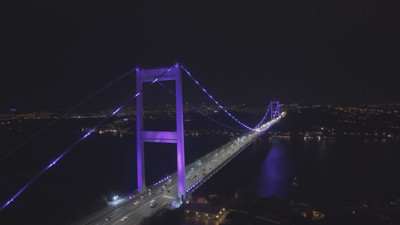 FSM Köprüsü 'Dünya Prematüre Günü' kapsamında mor ışıklarla aydınlatıldı