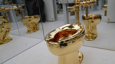 İtalyan sanatçının “America” adlı eseri altın klozet açık artırmaya çıkıyor