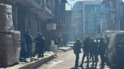 Tartıştığı babasını bıçaklayarak öldürdü; işletmenin çatısında yakalandı