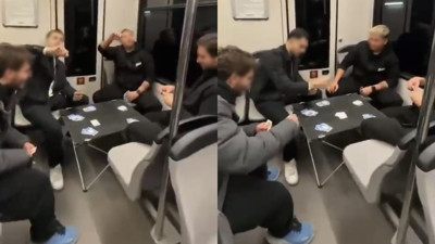 Bursa metrosunda şaşırtan görüntü: Gençler masa kurup oyun oynadı