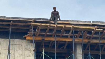 4 aydır maaş alamayan işçiler, çatıya çıktı: "İçeride biriken para yaklaşık 3.5 milyon lira"