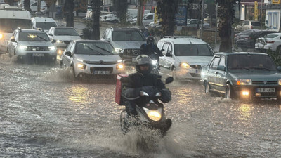 Bodrum'da kuvvetli sağanak yaşamı olumsuz etkiledi, yollar göle döndü