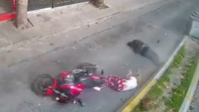 Avcılar'da motosiklet sürücüsü yere düştü, arkasındaki yolcu metrelerce sürüklendi