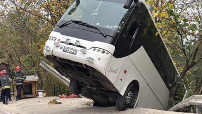 Kartepe'de tur otobüsü şarampole düştü