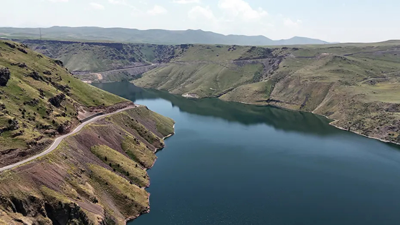 Sular çekildi, köy gün yüzüne çıktı
