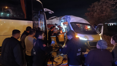 İzmir'de iki işçi servisinin çarpıştığı kazada 13 kişi yaralandı