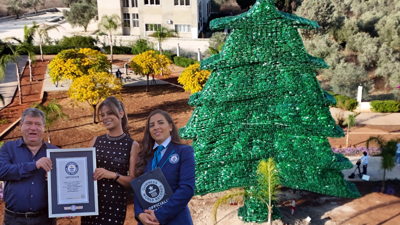 Lübnanlı Chaptini, dünyanın en büyük plastik sedir ağacıyla Guinness Rekorlar Kitabı'na girdi