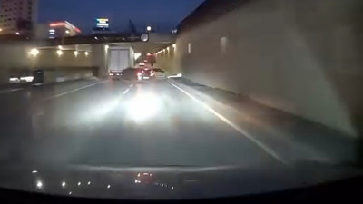 Makas atan sürücü başka araca çarptı; kaza anı kamerada