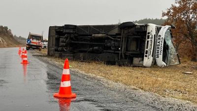 Okul servisi devrildi; Çok sayıda yaralı var