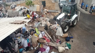 Mersin'de bir evden 10 kamyon çöp çıkarıldı