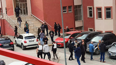 Üniversitede silahlı rehine dehşeti! Polis çatılara keskin nişancı yerleştirdi