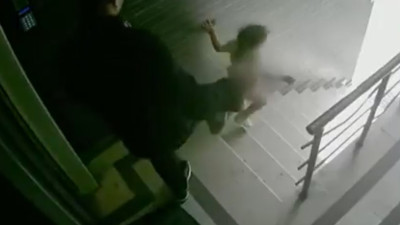 3 yaşındaki kızına tekme atıp merdivenlerden aşağı düşüren babaya 1 yıl 6 ay hapis cezası