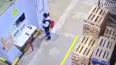 Paletlerin altında kalmaktan son anda kurtuldu