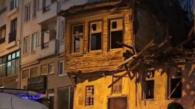 Çanakkale’de boş bina yağış nedeniyle kısmen çöktü