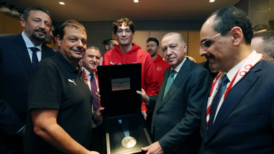 Cumhurbaşkanı Erdoğan, A Milli Erkek Basketbol Takımı'nı tebrik etti