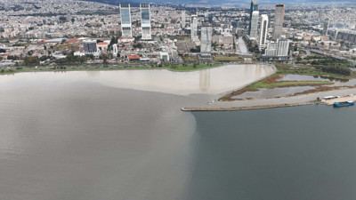 İzmir'de etkili olan sağanak hayatı felç etti: Dereler taştı, denizin rengi değişti, evleri su bastı