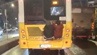 Üsküdar’da otobüsün arkasında tehlikeli yolculuk kamerada