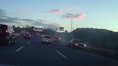 Trafikte makas atan sürücü kazaya sebep oldu; O anlar kamerada