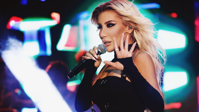 İrem Derici’den sahnede şaşırtan itiraf: Şu an köpek gibi istiyorum