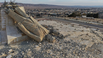 Devrik rejimin yıkık heykeli havadan görüntülendi