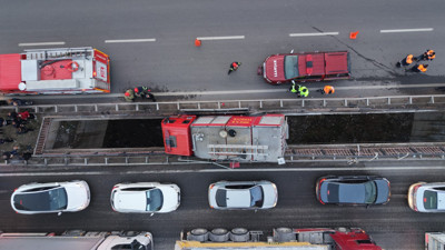 Yüksek gerilim tellerine ramak kala, itfaiye aracı köprü arasında sıkıştı