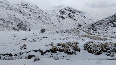 Antalya'ya mevsimin ilk karı yağdı, karayolları beyaza büründü
