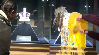 İngiltere'de kraliyete muhallebili eylem: Zenginler varlıklarına varlık katarken sokakta ölen evsizler var