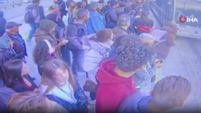 Metrobüs durağında dehşet anı: Bayılan kız metrobüsün önüne düştü
