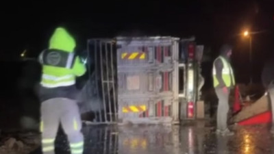 Polatlı’da hayvan yüklü kamyon devrildi: Çok sayıda küçükbaş telef oldu